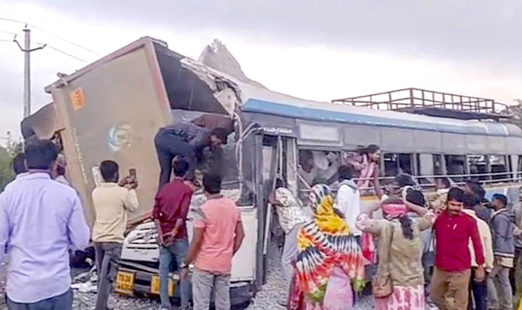 Telangana 19 dead 4 injured in tipperbus collision